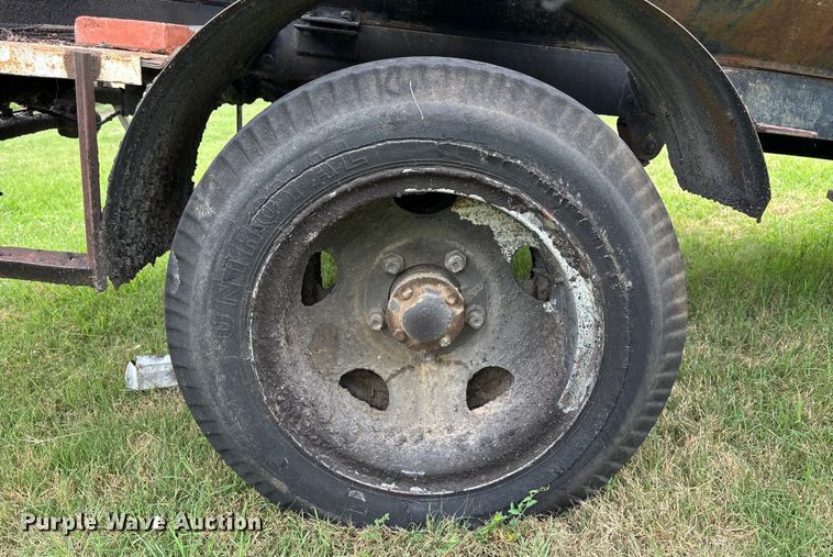 image for item HR9928 Oil distributor trailer