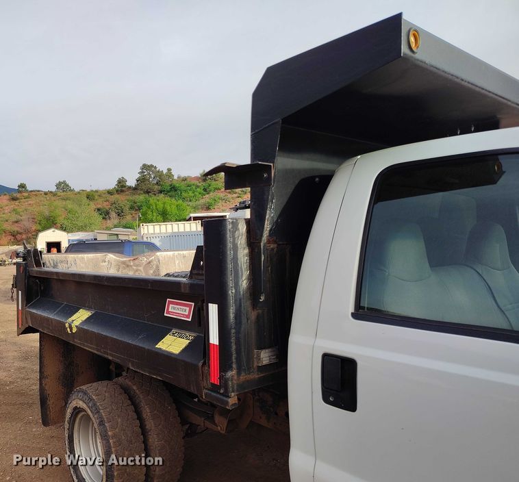 image for item IP9637 2006 Ford F350 Super Duty XL dump bed pickup truck