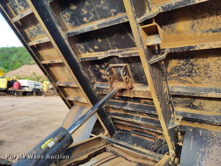 image for item IP9637 2006 Ford F350 Super Duty XL dump bed pickup truck