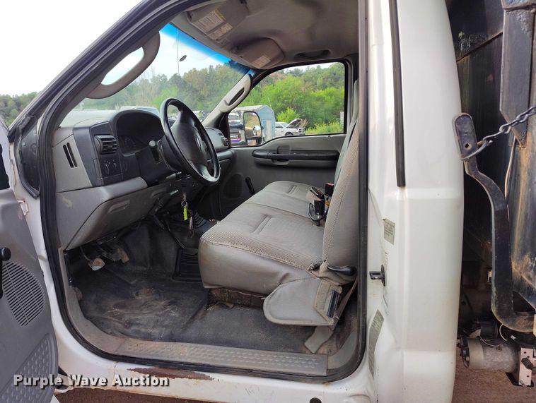 image for item IP9637 2006 Ford F350 Super Duty XL dump bed pickup truck