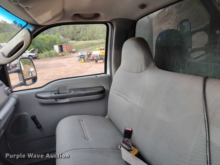 image for item IP9637 2006 Ford F350 Super Duty XL dump bed pickup truck