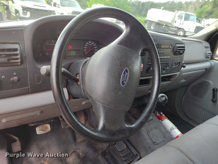 image for item IP9637 2006 Ford F350 Super Duty XL dump bed pickup truck