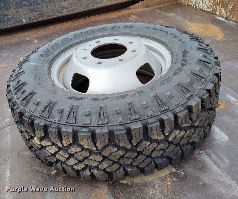 image for item IP9637 2006 Ford F350 Super Duty XL dump bed pickup truck