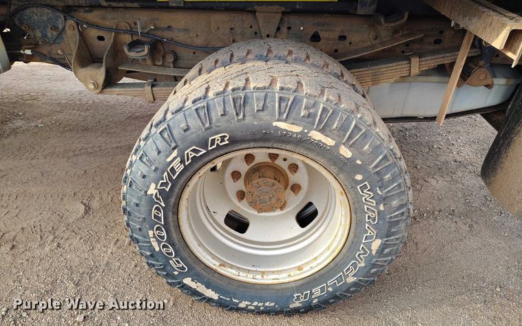 image for item IP9637 2006 Ford F350 Super Duty XL dump bed pickup truck