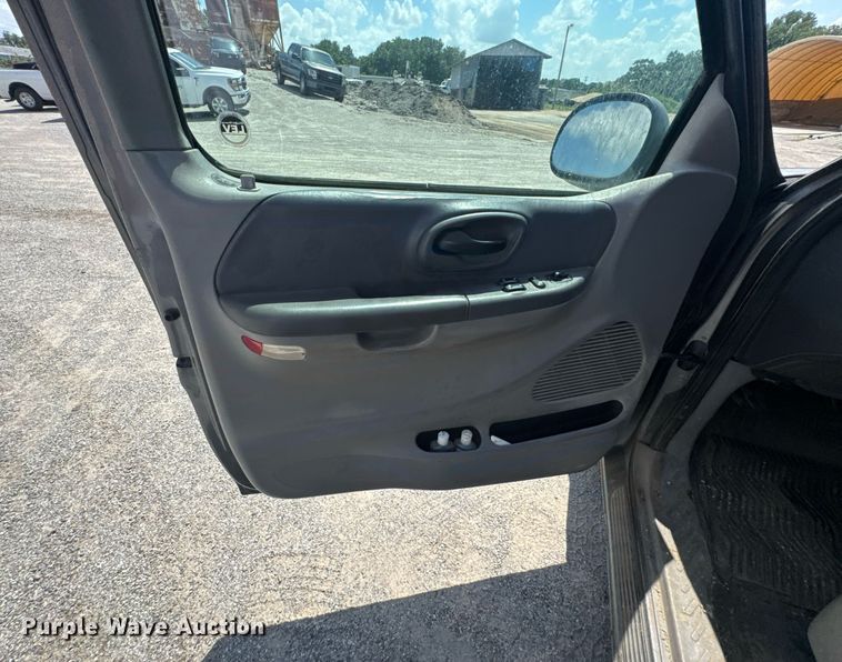 image for item NX9325 2002 Ford F150 SuperCab pickup truck