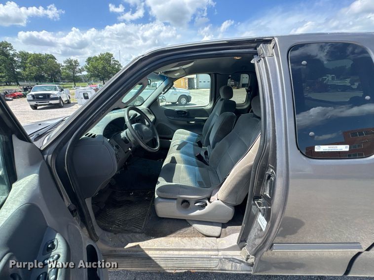 image for item NX9325 2002 Ford F150 SuperCab pickup truck