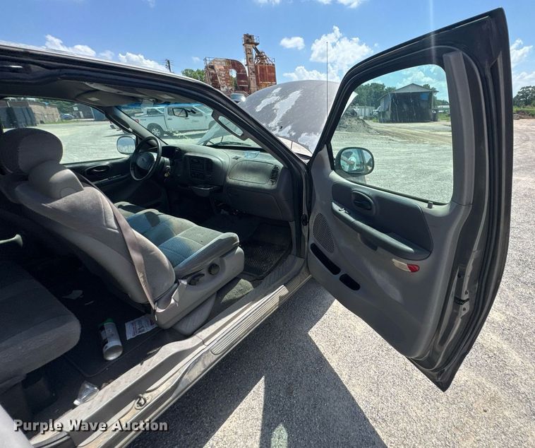 image for item NX9325 2002 Ford F150 SuperCab pickup truck