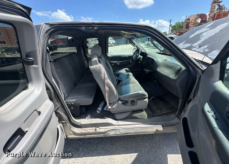 image for item NX9325 2002 Ford F150 SuperCab pickup truck