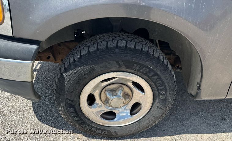 image for item NX9325 2002 Ford F150 SuperCab pickup truck