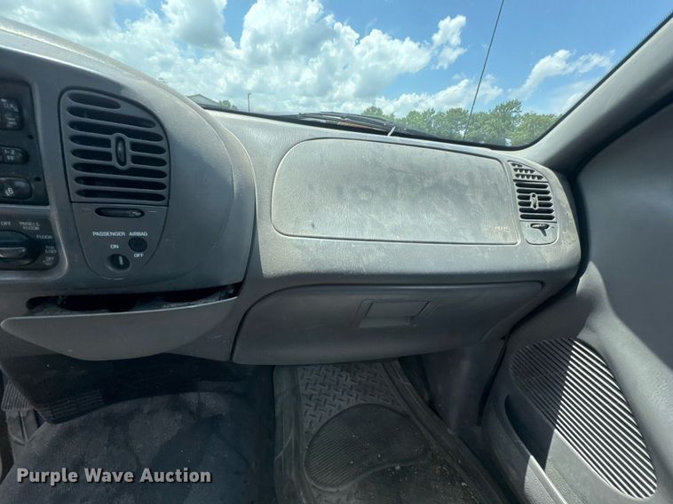 image for item NX9336 2004 Ford F150 pickup truck