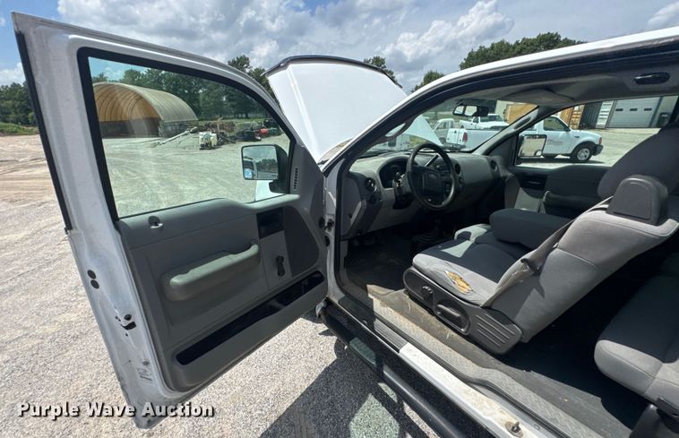 image for item NX9339 2006 Ford F150 SuperCab utility bed pickup truck