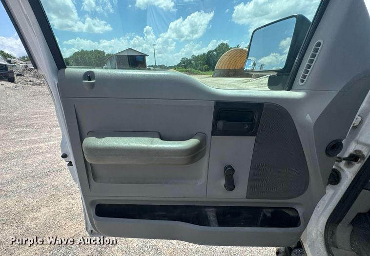 image for item NX9339 2006 Ford F150 SuperCab utility bed pickup truck