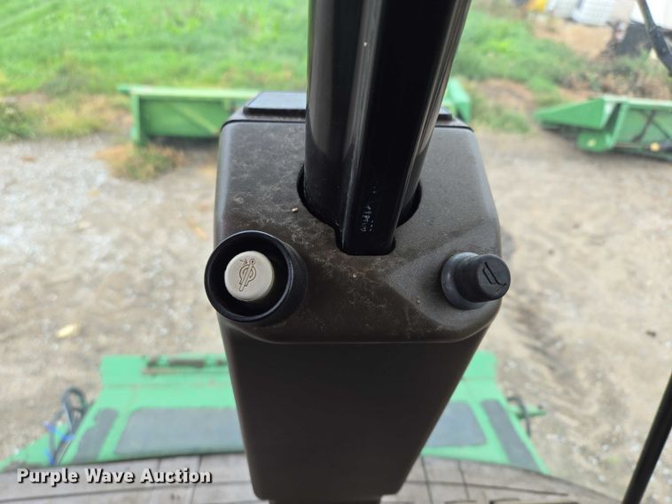 image for item DR3887 1998 John Deere 9610 Maximizer  RWA combine