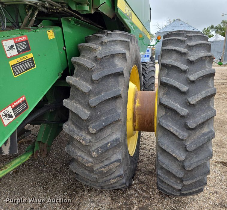image for item DR3887 1998 John Deere 9610 Maximizer  RWA combine