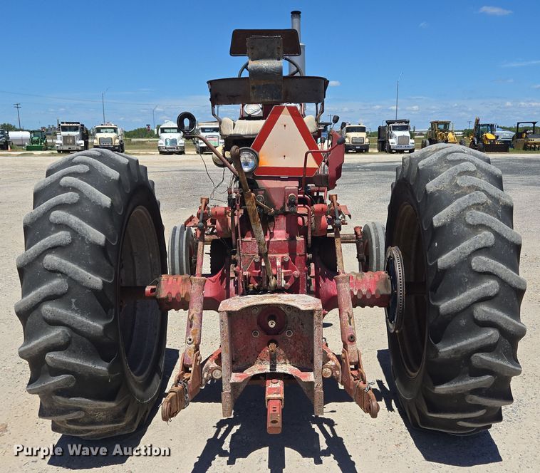 image for item DT4960 1968 International Harvester Farmall 856D tractor