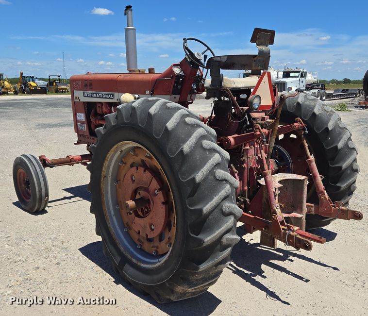 image for item DT4960 1968 International Harvester Farmall 856D tractor