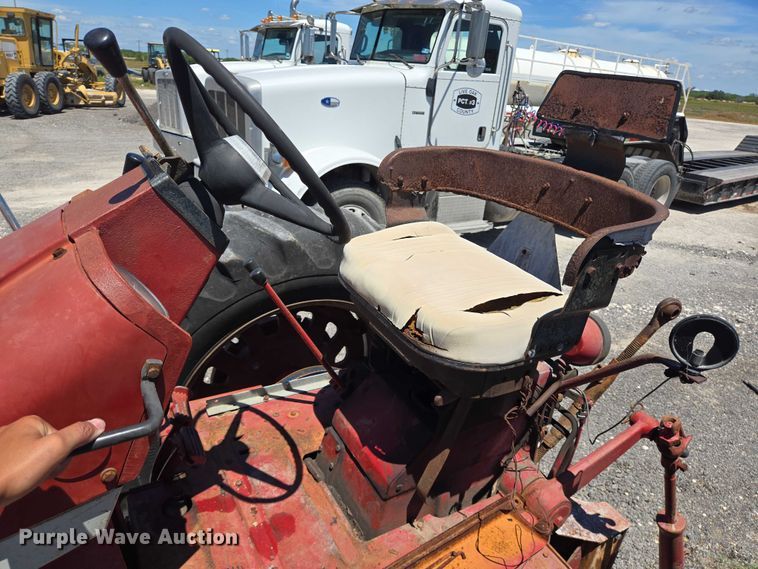 image for item DT4960 1968 International Harvester Farmall 856D tractor