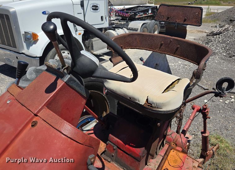 image for item DT4960 1968 International Harvester Farmall 856D tractor