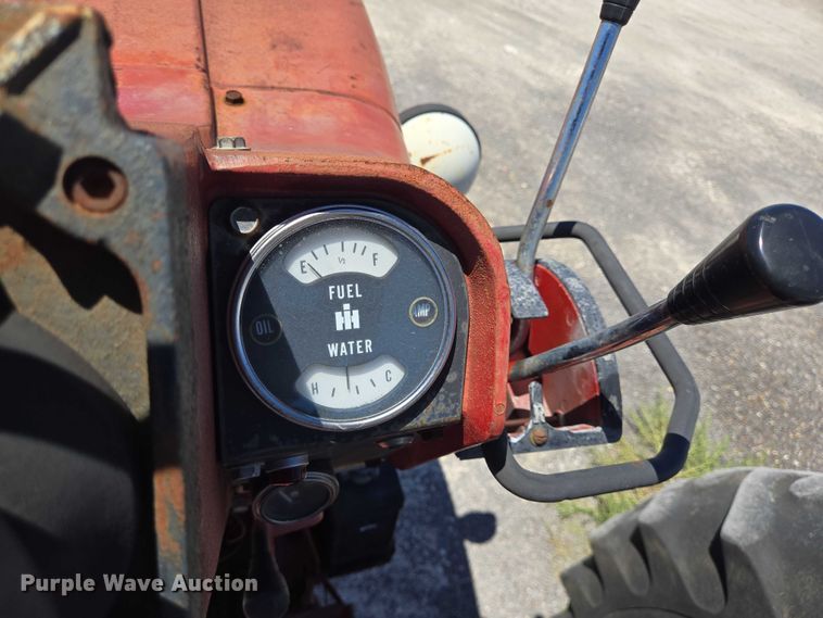 image for item DT4960 1968 International Harvester Farmall 856D tractor