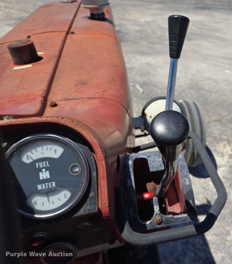 image for item DT4960 1968 International Harvester Farmall 856D tractor