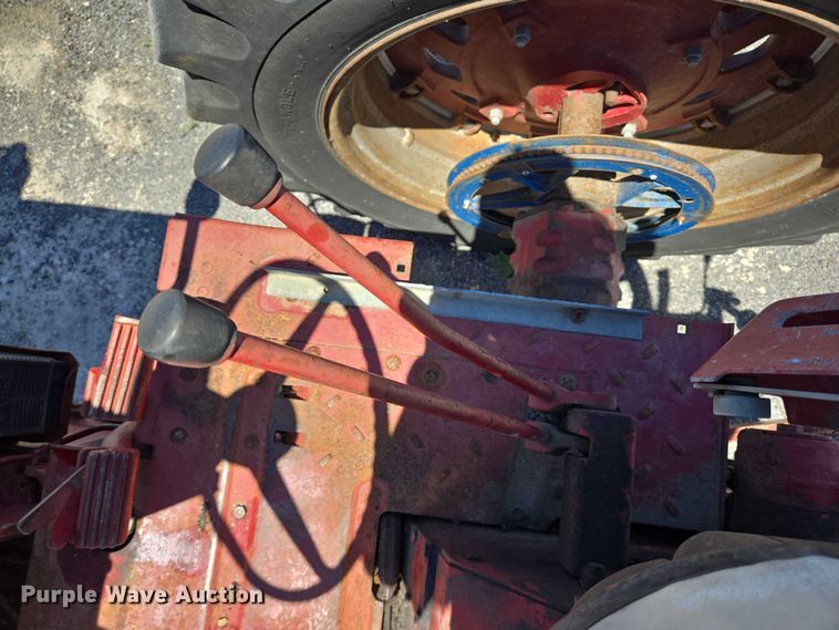 image for item DT4960 1968 International Harvester Farmall 856D tractor