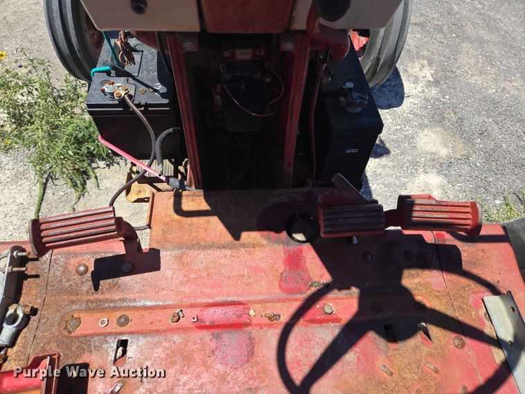 image for item DT4960 1968 International Harvester Farmall 856D tractor