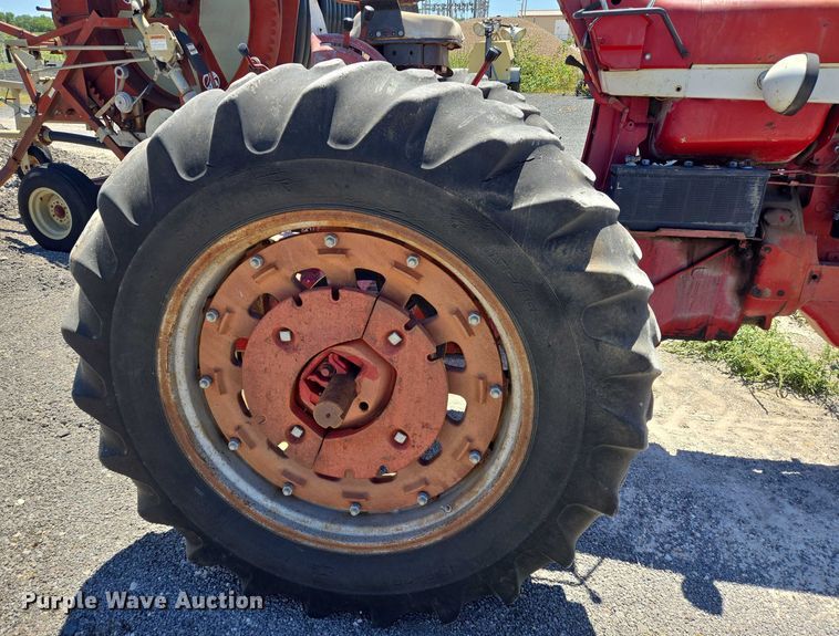 image for item DT4960 1968 International Harvester Farmall 856D tractor