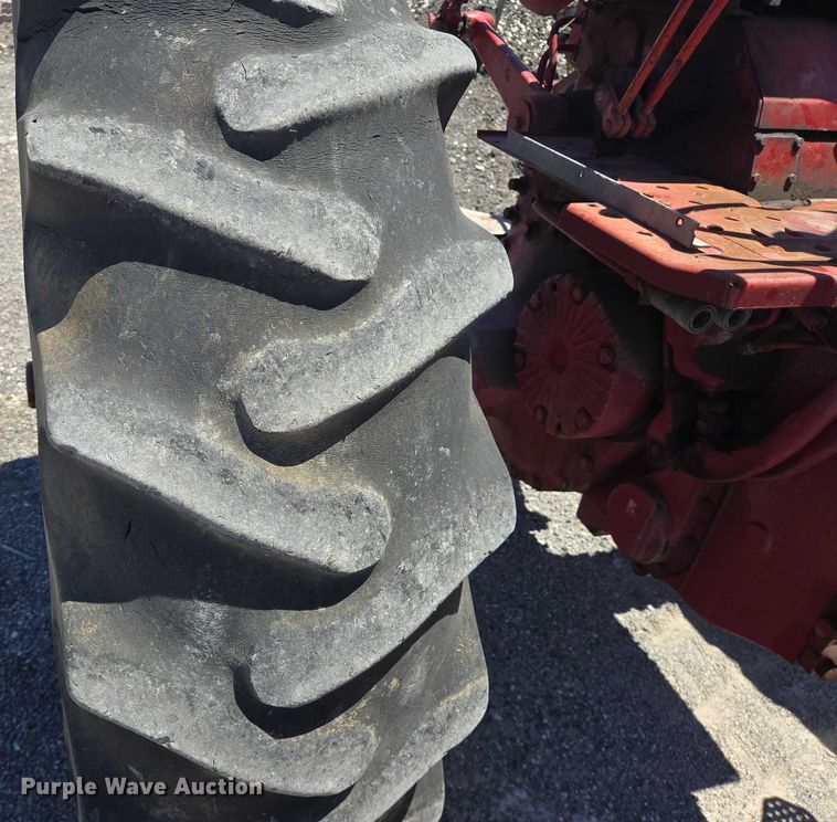 image for item DT4960 1968 International Harvester Farmall 856D tractor