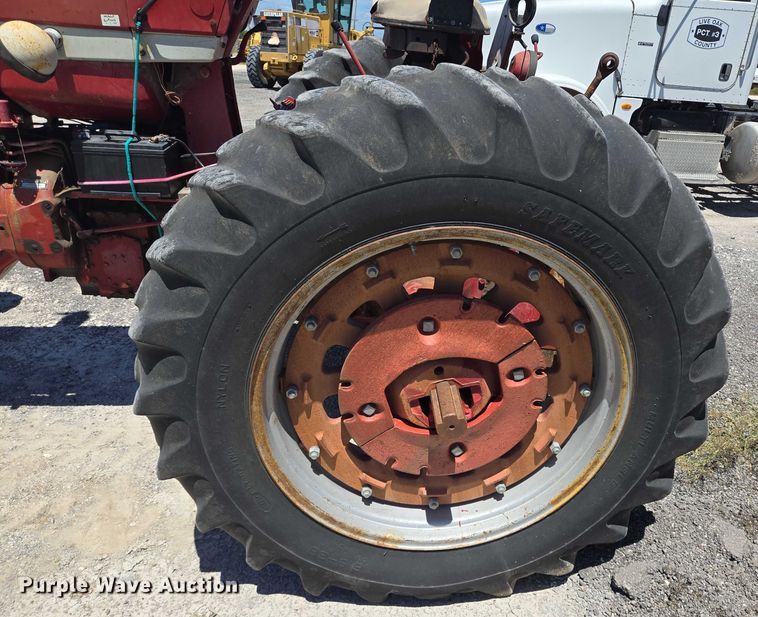 image for item DT4960 1968 International Harvester Farmall 856D tractor