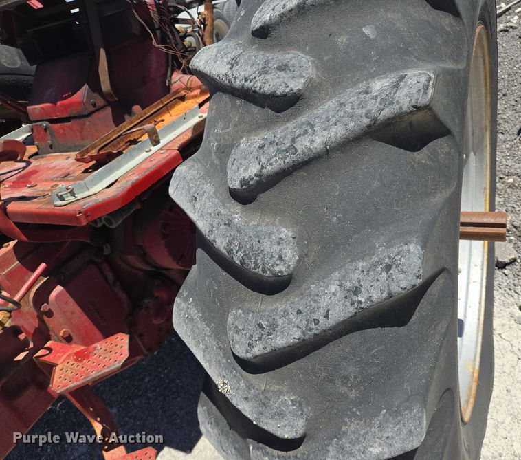 image for item DT4960 1968 International Harvester Farmall 856D tractor