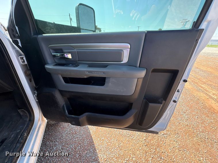 image for item DT6681 2018 Dodge Ram 3500 bale bed pickup truck