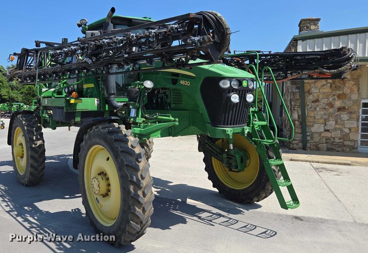 image for item DU7917 2008 John Deere 4830 sprayer