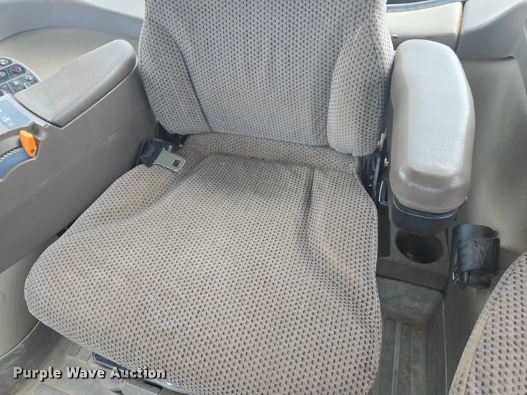 image for item DU7918 2012 John Deere 7230R MFWD tractor