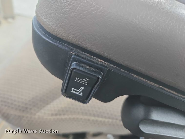 image for item DU7918 2012 John Deere 7230R MFWD tractor