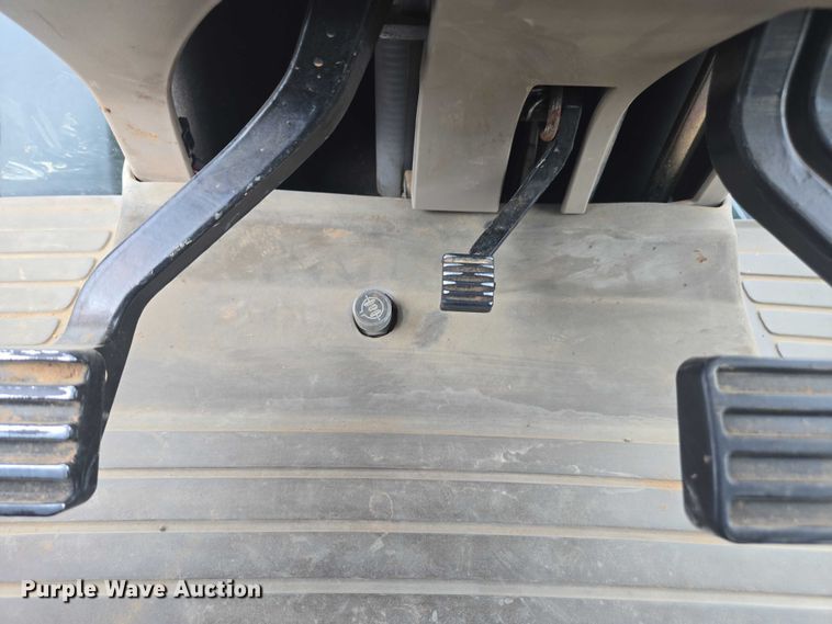 image for item DU7918 2012 John Deere 7230R MFWD tractor