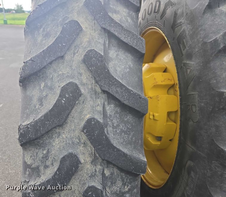 image for item DU7918 2012 John Deere 7230R MFWD tractor