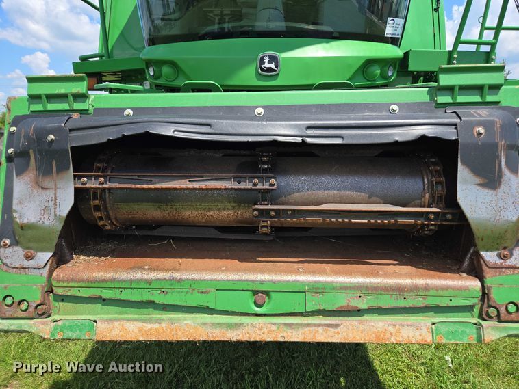 image for item DU7921 2014 John Deere S690 RWA combine