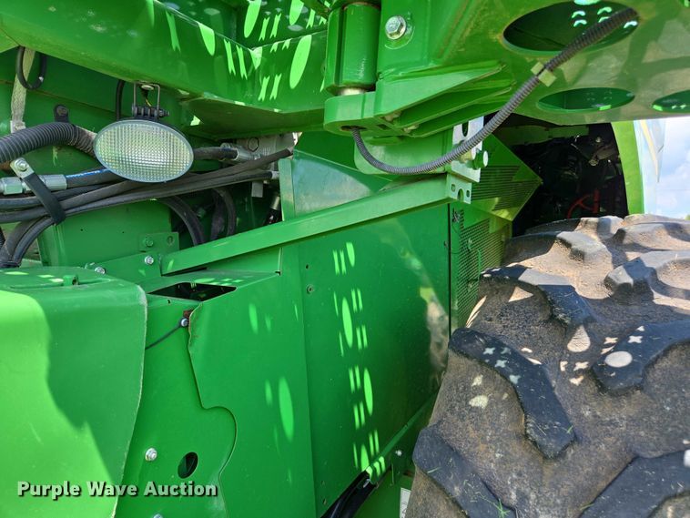 image for item DU7921 2014 John Deere S690 RWA combine