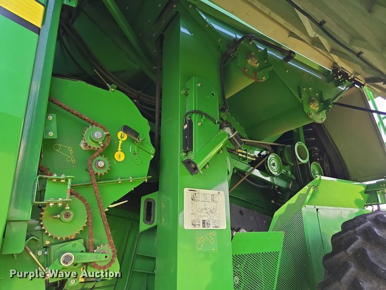 image for item DU7921 2014 John Deere S690 RWA combine