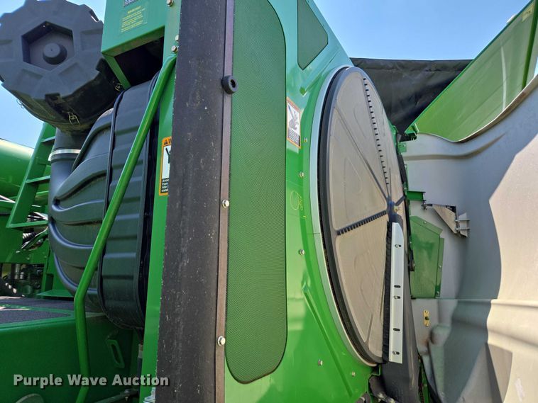 image for item DU7921 2014 John Deere S690 RWA combine