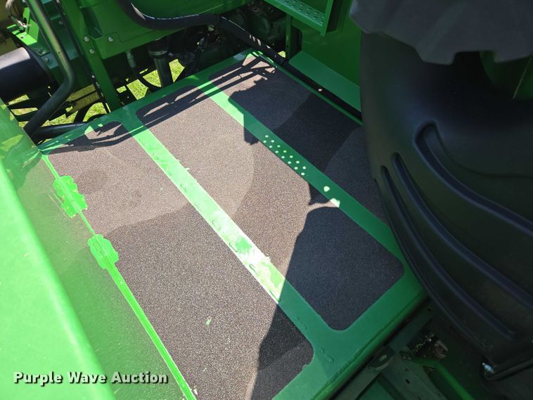 image for item DU7921 2014 John Deere S690 RWA combine