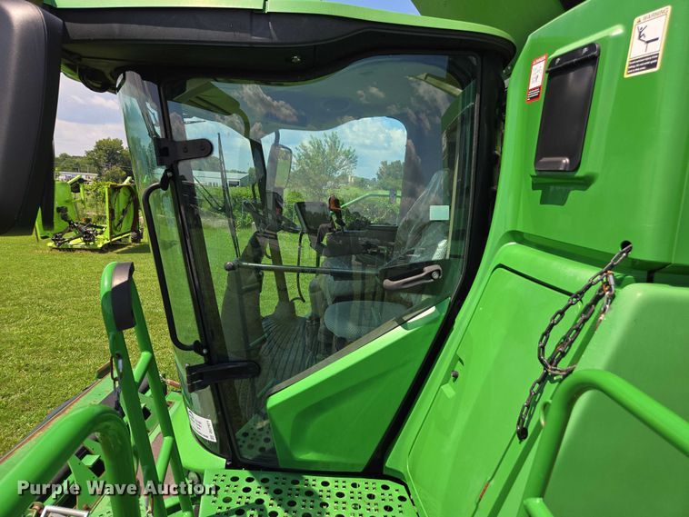 image for item DU7921 2014 John Deere S690 RWA combine