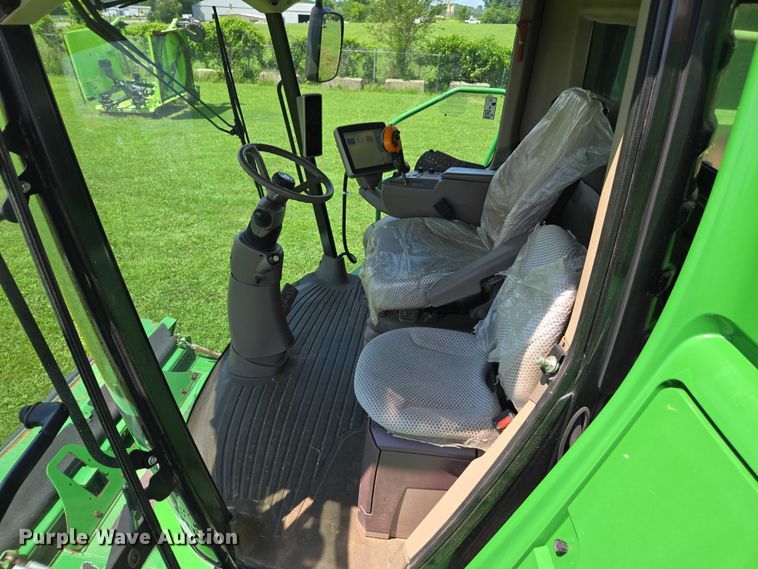 image for item DU7921 2014 John Deere S690 RWA combine