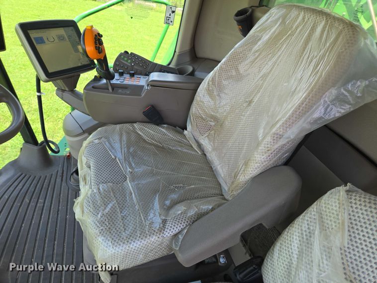 image for item DU7921 2014 John Deere S690 RWA combine