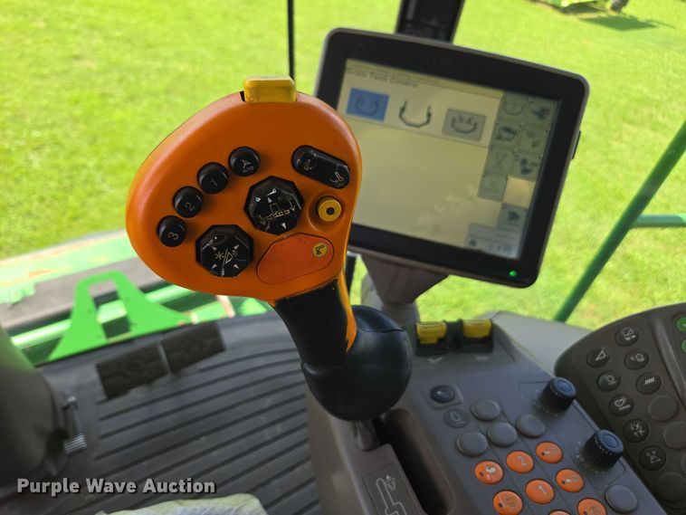 image for item DU7921 2014 John Deere S690 RWA combine