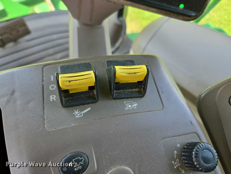 image for item DU7921 2014 John Deere S690 RWA combine