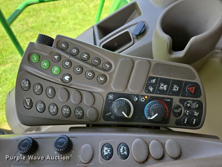 image for item DU7921 2014 John Deere S690 RWA combine