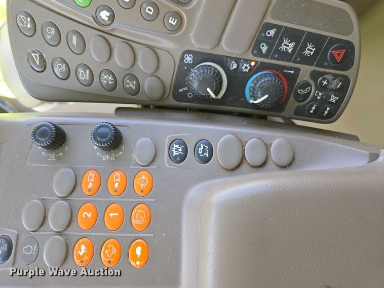 image for item DU7921 2014 John Deere S690 RWA combine