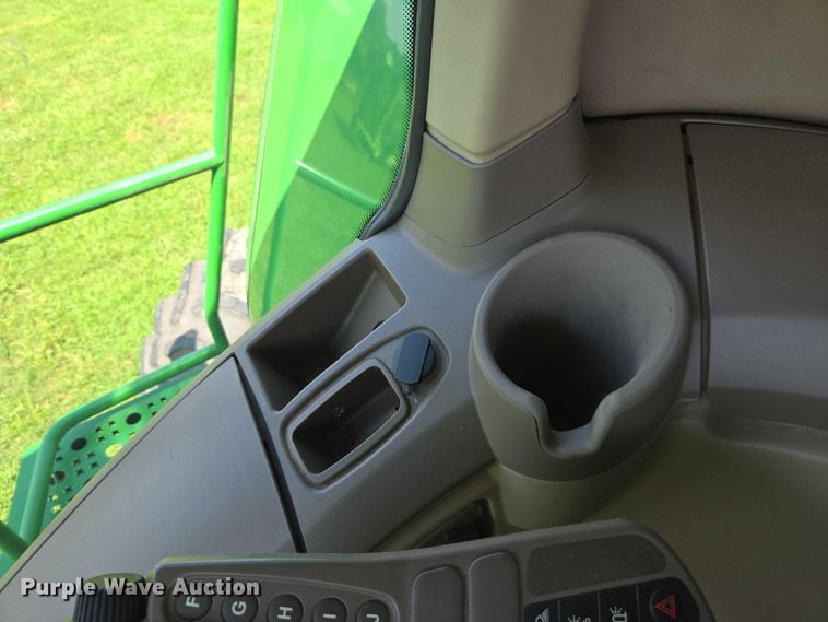 image for item DU7921 2014 John Deere S690 RWA combine