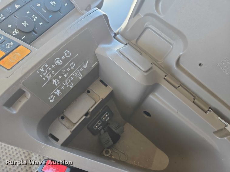 image for item DU7941 2019 John Deere S780 RWA combine